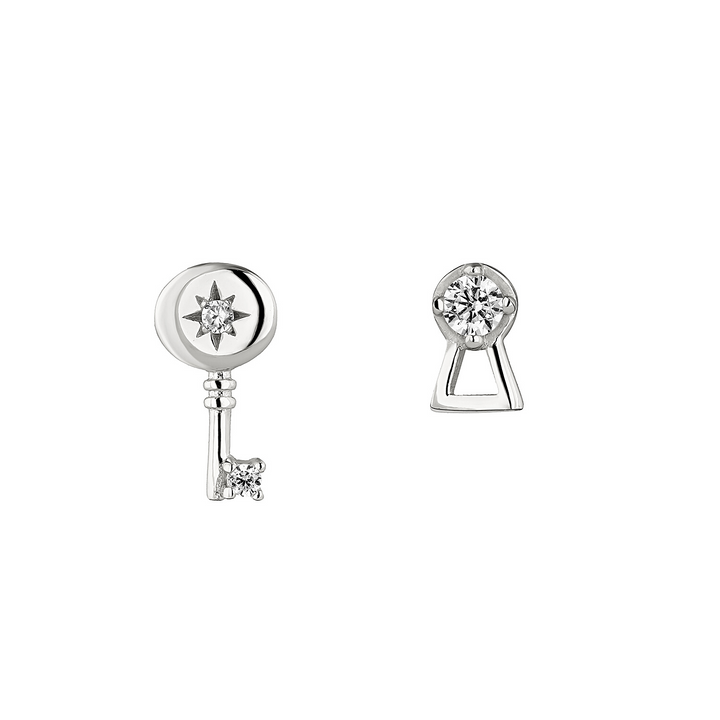 ASYMMETRISCHE OORRINGEN ZILVER LOCK AND KEY AMULET