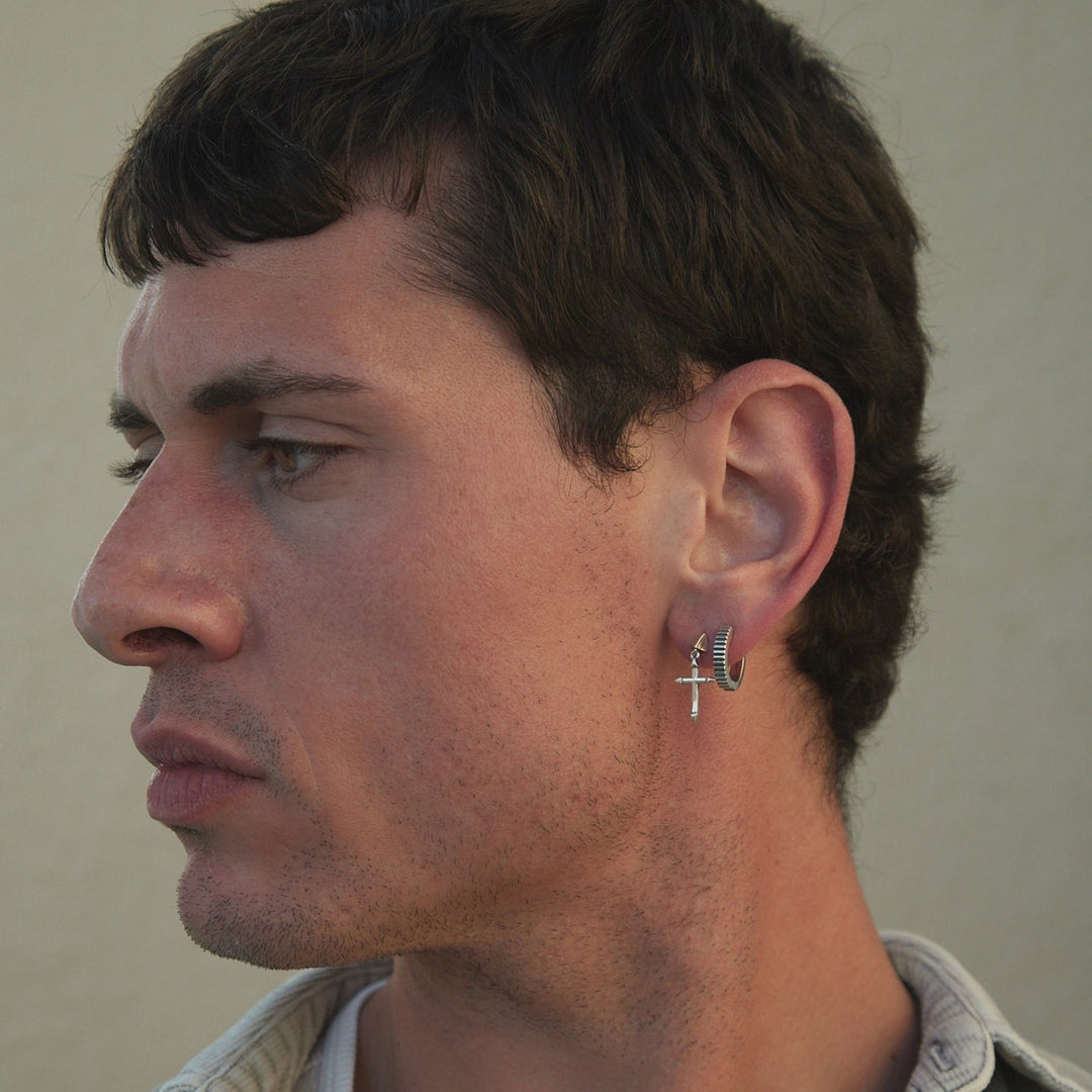 AUSKARS PIERCINGS GREDZENS KAOS