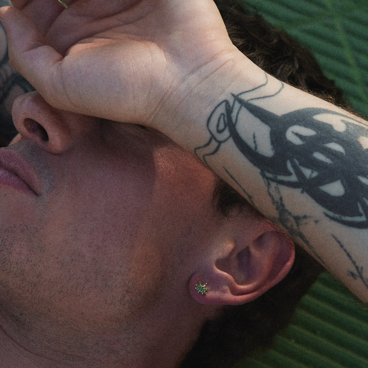 ORECCHINO PIERCING CANNABIS