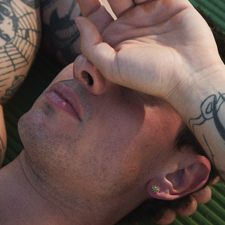 ORECCHINO PIERCING CANNABIS